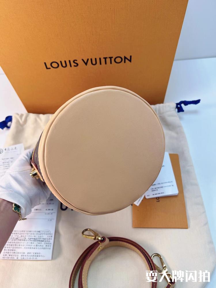 Louis Vuitton路易威登 大全套Duffle bag老花薯条包芯片款 LV 大全套Duffle bag老花薯条包芯片款，经典热门秀款，独特的造新非常瞩目，背法多样上身极具时尚气质很百搭，大小适合容量足够，公价18900，有小票